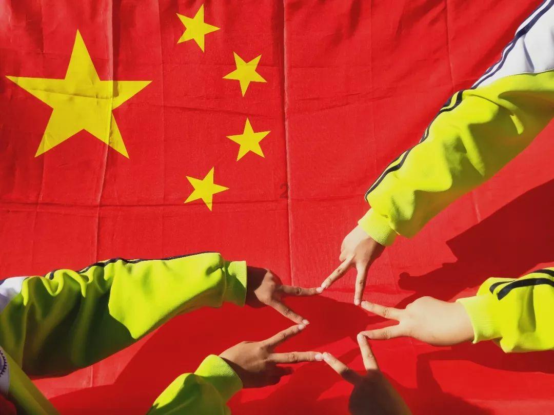 沙滩游玩的女孩们